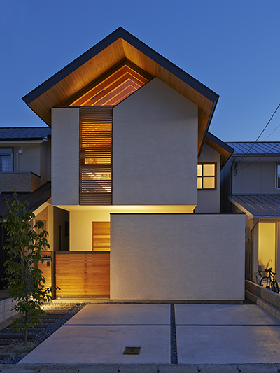 重ね屋根の家