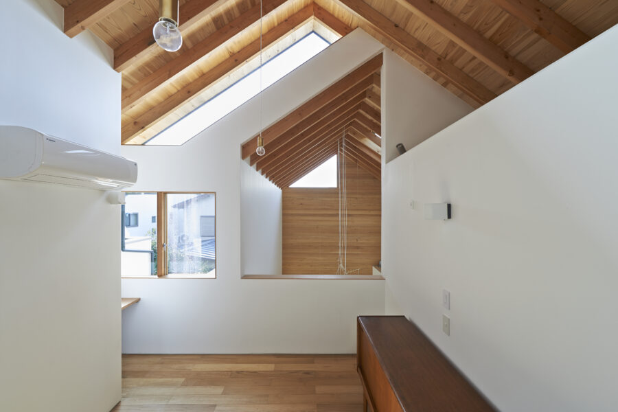 重ね屋根の家